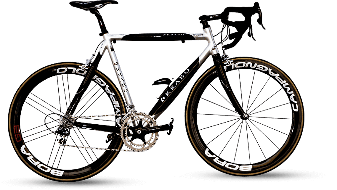 Rennrad Krabo mit silbernem Rahmen, schwarzen Anbauteilen und Campagnolo-Laufrädern
